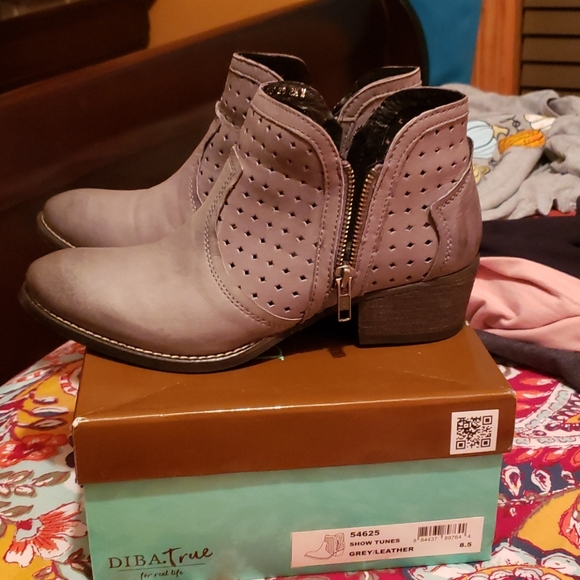 Boots - Picture 3 of 6